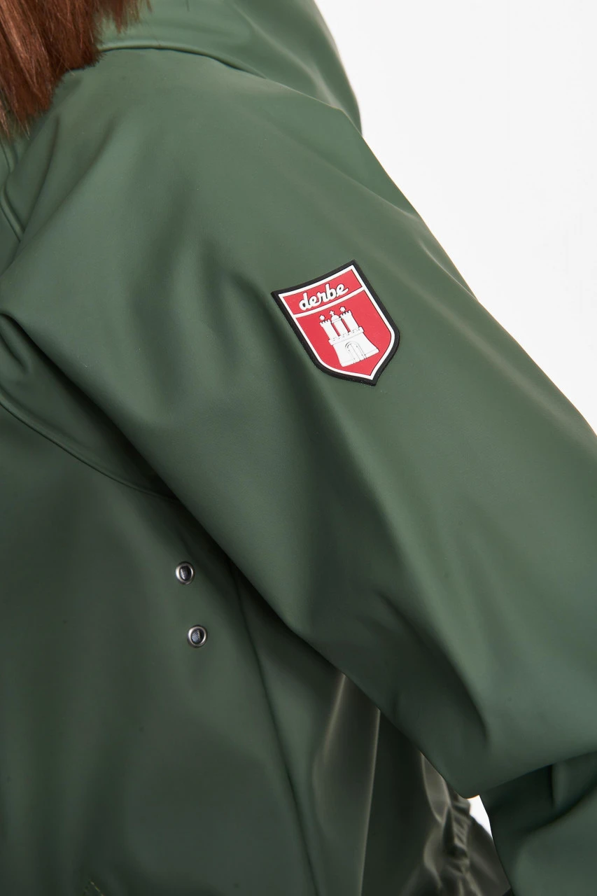 Derbe Traveby Friese Fisher Oliv Damen Regenjacke Nachhaltig 7 Derbe Traveby Friese Fisher Oliv Damen Regenjacke Nachhaltig - Image 5