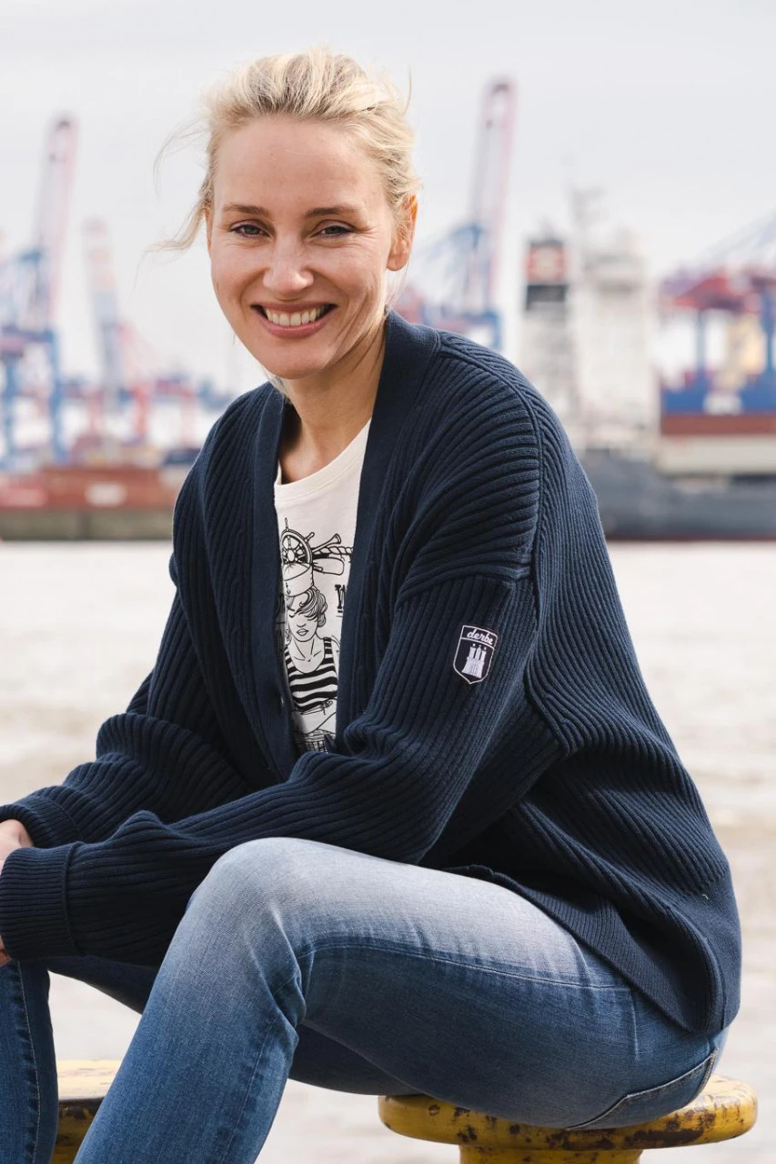 Derbe Cardie Gots Organic Damen Strickjacke Rippstrick Navy Dunkelblau 11 Derbe Cardie Gots Organic Damen Strickjacke Rippstrick Navy Dunkelblau - Image 9