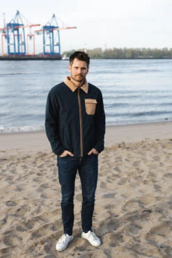 Derbe Kartby Herren Softshelljacke Navy Doe Dunkelblau Ocker 18 Derbe Kartby Herren Softshelljacke Navy Doe Dunkelblau Ocker -Kleider Verkauf 14035 7 1280x1280