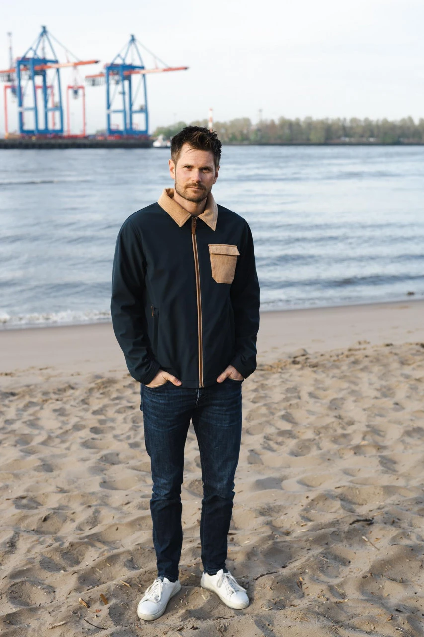 Derbe Kartby Herren Softshelljacke Navy Doe Dunkelblau Ocker 10 Derbe Kartby Herren Softshelljacke Navy Doe Dunkelblau Ocker - Image 8