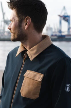 Derbe Kartby Herren Softshelljacke Navy Doe Dunkelblau Ocker 19 Derbe Kartby Herren Softshelljacke Navy Doe Dunkelblau Ocker -Kleider Verkauf 14035 8 1280x1280