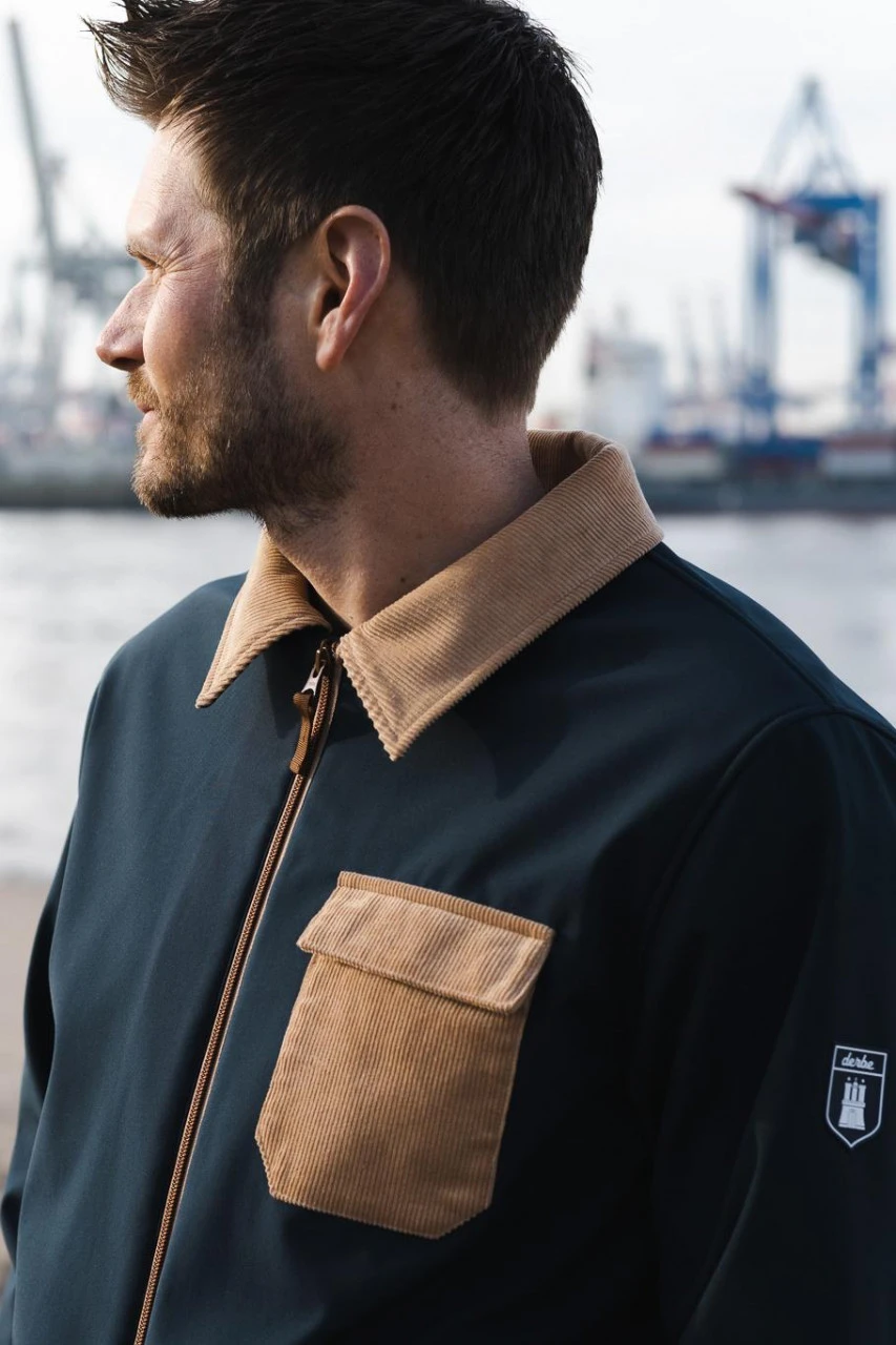 Derbe Kartby Herren Softshelljacke Navy Doe Dunkelblau Ocker 11 Derbe Kartby Herren Softshelljacke Navy Doe Dunkelblau Ocker - Image 9