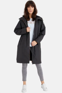 Derbe Wittholm Friese Damen Regenjacke Phantom Black Schwarz Gefüttert 11 Derbe Wittholm Friese Damen Regenjacke Phantom Black Schwarz Gefüttert -Kleider Verkauf 14036 2 1280x1280