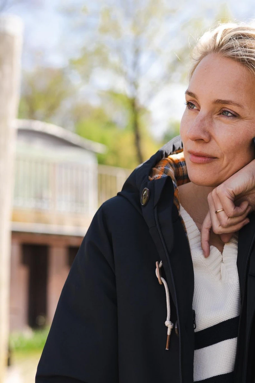 Derbe Friese Festholm Damen Winterjacke Navy Dunkelblau Check 11 Derbe Friese Festholm Damen Winterjacke Navy Dunkelblau Check - Image 9