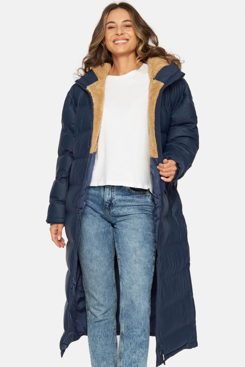 Derbe Interholm Long Cozy Damen Wintermantel Blau Dress Blue Caramel Puffer Jacket Teddy 4 Derbe Interholm Long Cozy Damen Wintermantel Blau Dress Blue Caramel Puffer Jacket Teddy - Image 2