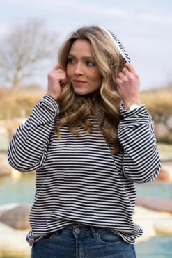 Derbe Robbenschnute Damen Hoodie Kapuzenpullover Gestreift Navy Dunkelblau Weiß Nachhaltig -Kleider Verkauf 14238 6 1280x1280