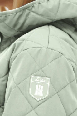 Derbe Quiltby Short Damen Jacke Hell Grün Laurel Green Nachhaltig -Kleider Verkauf 14301 4 1280x1280