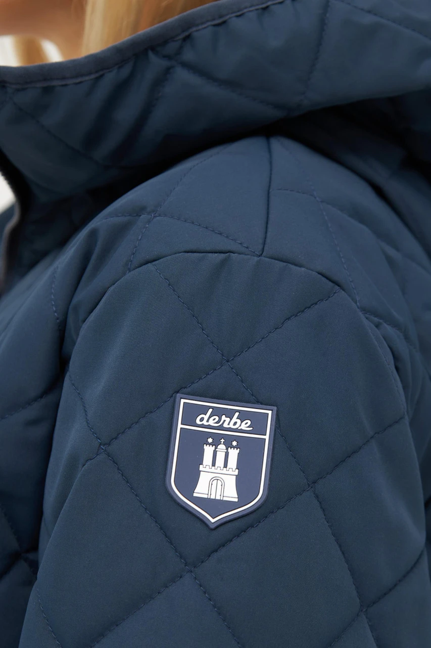 Derbe Quiltby Short Damen Jacke Navy Dunkelblau Nachhaltig 8 Derbe Quiltby Short Damen Jacke Navy Dunkelblau Nachhaltig - Image 6