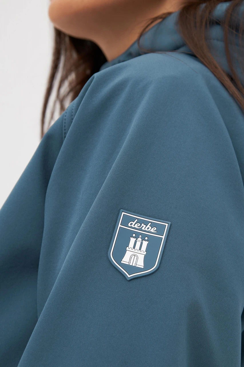 Derbe Island Friese Orion Blue Damen Softshelljacke Blau Nachhaltig 7 Derbe Island Friese Orion Blue Damen Softshelljacke Blau Nachhaltig - Image 5