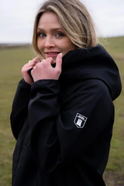 Derbe Peutby Black Damen Softshelljacke Schwarz Nachhaltig -Kleider Verkauf 14370 6 1280x1280