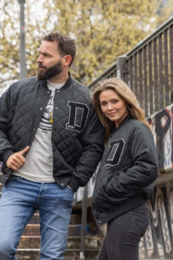 Derbe Quiltby College Unisex Jacke Schwarz Black Nachhaltig -Kleider Verkauf 14965 Quiltby College 1 1280x1280