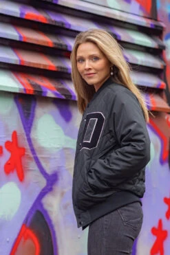 Derbe Quiltby College Unisex Jacke Schwarz Black Nachhaltig -Kleider Verkauf 14965 Quiltby College 2 1280x1280