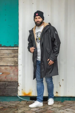 Derbe Traveby Phantom Herren Friesennerz Schwarz Regenmantel Kord 13 Derbe Traveby Phantom Herren Friesennerz Schwarz Regenmantel Kord -Kleider Verkauf 15015 Traveby 1280x1280