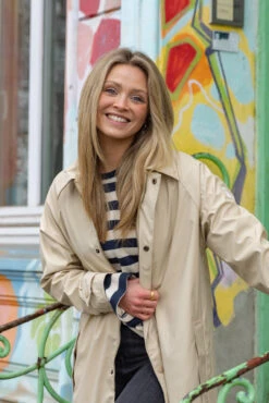 Derbe Trenchby Semolina Damen Regenjacke Beige Trenchcoat 15 Derbe Trenchby Semolina Damen Regenjacke Beige Trenchcoat -Kleider Verkauf 15021 Trenchby 3 1280x1280