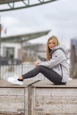 Derbe Peutby Paloma Damen Softshelljacke Hellgrau -Kleider Verkauf 15024 Peutby Paloma 1HKlInDE8plrH3 1280x1280