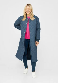 Derbe Quiltby Cozy Damen Steppjacke Blau 9 Derbe Quiltby Cozy Damen Steppjacke Blau -Kleider Verkauf W 01 XX Quiltby 20Long Cozy 20orion 20blue navy 200160 9010 070 1280x1280